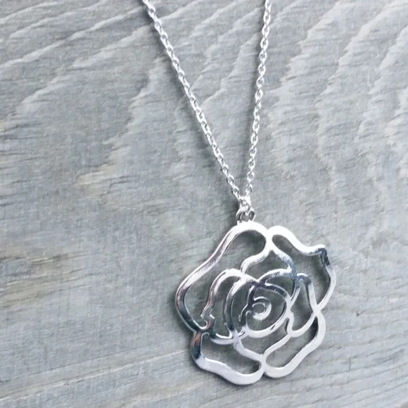 NEW Silver tone Flower Pendant Necklace - Picture 4 of 4
